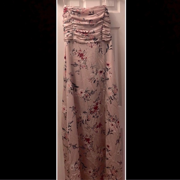 A maxi dress - Picture 1 of 2